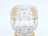 un vase en verre orné d'un motif doré