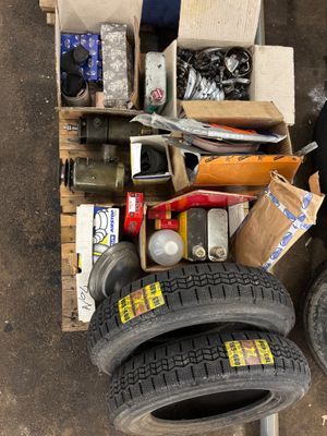 un tas de pneus de toutes sortes et d'autres objets par terre