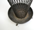 un panier en métal contenant un tas de brindilles