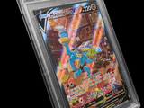 La carte Pokémon se trouve dans un étui en plastique transparent sur fond noir.