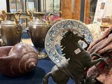 de nombreux vases exposés dans une vitrine
