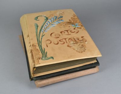 un livre sur lequel figure l'image d'une fleur