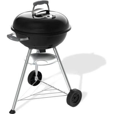 une image représentant un barbecue noir à roulettes sur fond blanc