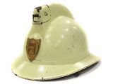 un casque de pompier blanc orné d'un insigne marron