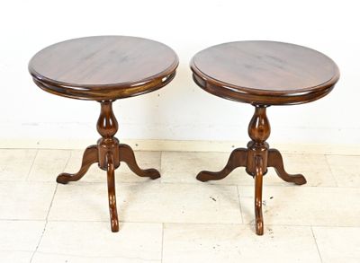 paire de tables d'appoint anciennes en acajou aux pieds tournés