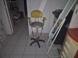 une chaise qui se trouve dans le coin d'une pièce