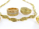 plusieurs types de bijoux en or, notamment des bagues, des bagues et des bracelets
