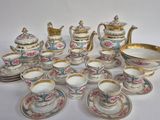 les nombreuses tasses et soucoupes qui se trouvent sur la table