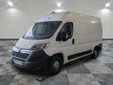 la photo d'une camionnette blanche garée dans une pièce
