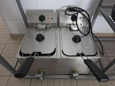 deux friteuses posées par terre