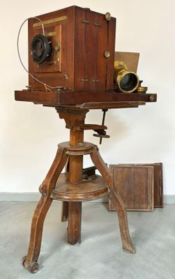 Belle chambre photographique de studio sur trépied de la fin…