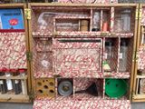 une valise qui contient beaucoup de bouteilles et de récipients