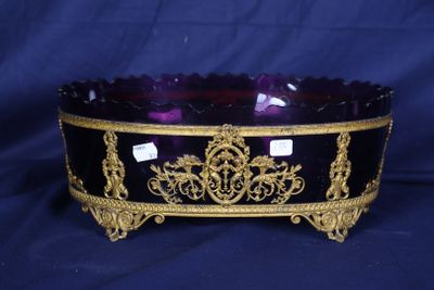 bol en verre violet orné d'une bordure dorée et de motifs décoratifs élaborés