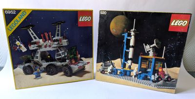 deux boîtes de legos posées sur une table