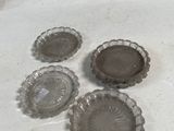 Plusieurs plats en verre sont posés sur le plan de travail d'une cuisine.