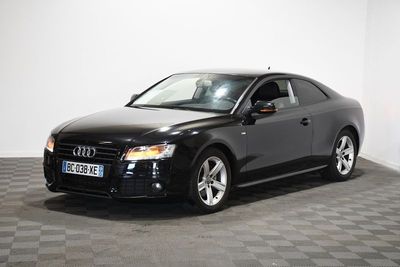 une photo d'une Audi noire garée dans un garage
