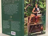 la quatrième de couverture d'un livre sur laquelle figure la photo d'une femme assise sur un banc