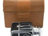 un étui en cuir marron pour un appareil photo et un étui en cuir marron pour un vieil appareil photo