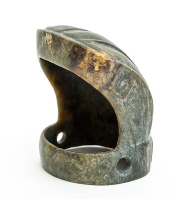 une sculpture en bronze représentant une bouche ouverte sur un fond blanc