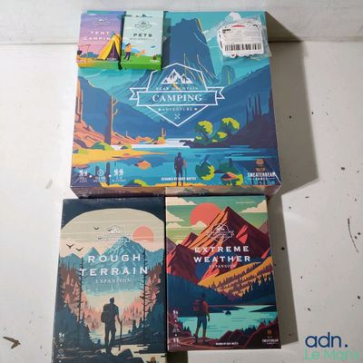 trois livres posés sur une table l'un à côté de l'autre