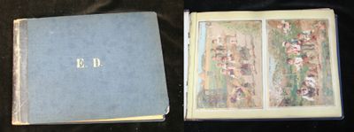 deux livres posés sur une table