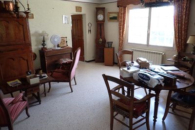 une pièce dans laquelle se trouvent une table, des chaises et une armoire