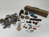 beaucoup de pièces de monnaie, de montres et d'autres objets sur la table