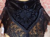 une chaise ornée d'une jupe noire et dorée