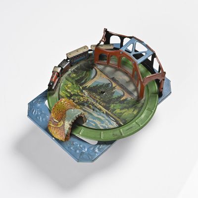 une petite assiette sur laquelle est représenté un pont