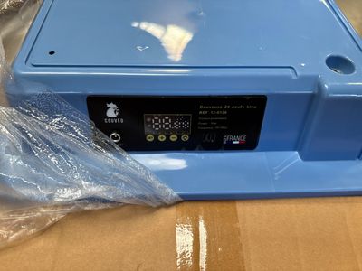 une machine bleue posée sur une boîte