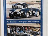 une affiche représentant une voiture de course et d'autres voitures