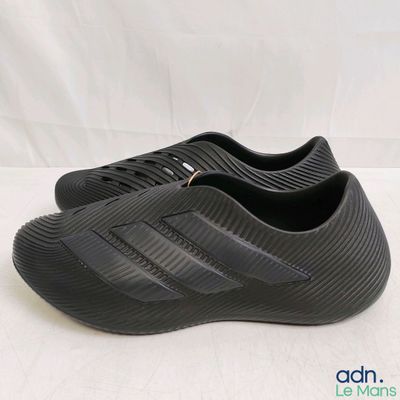 chaussures adidas pour homme, noires sur fond blanc