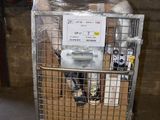 un chariot en métal contenant tout un tas d'objets