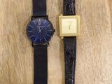 deux montres posées l'une à côté de l'autre sur une table en bois