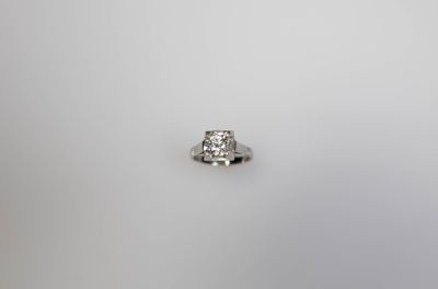 une bague en diamant sur fond blanc