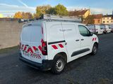 une camionnette blanche garée sur le bord de la route