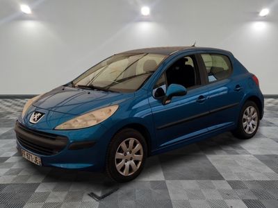 la photo d'une voiture bleue garée dans un garage