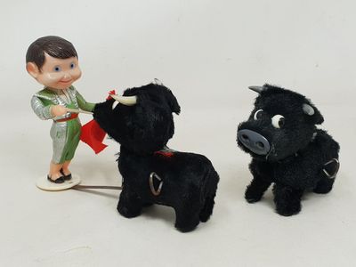 2 petits jouets tauromachiques : un taurau mécanique (plasti…