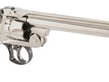 gros plan d'un revolver sur fond blanc
