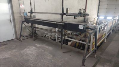 une photo d'une machine en fonctionnement dans une usine