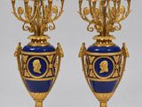 paire de vases bleus et or posés sur une table