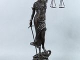 une statue représentant la Justice, tenant une épée et une balance