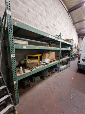 un garage avec de nombreuses étagères et des outils rangés sur ces étagères