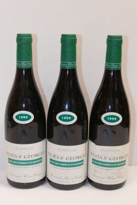 trois bouteilles de vin sont alignées sur une table