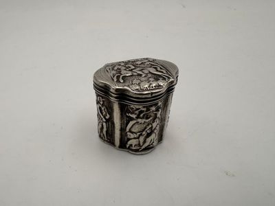 Boite à cire en argent de forme polylobée, couvercle à charn…