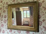un miroir accroché au mur d'une pièce