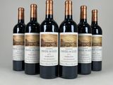 six bouteilles de vin rouge sont alignées
