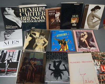 un grand nombre de livres posés sur une table