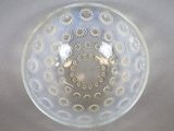 un bol en verre orné d'un motif, posé sur une table