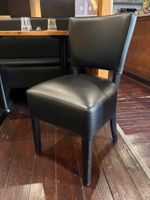 7 CHAISES garni d'un simili cuir noir crouté et surpiqué, pi…